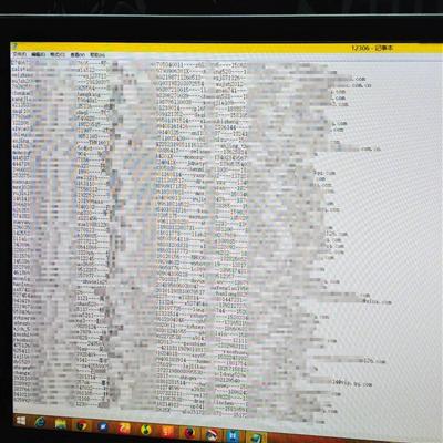 　　網(wǎng)絡(luò)流傳的泄露數(shù)據(jù)顯示用戶的郵箱、明文密碼、姓名、身份證號(hào)等私人信息。