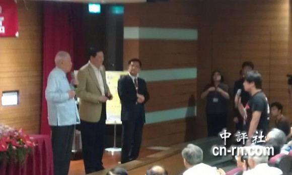 　大陸交換學(xué)生針對(duì)演講內(nèi)容，頻頻問李登輝，雙方一來一往。(中評(píng)社黃文杰攝)