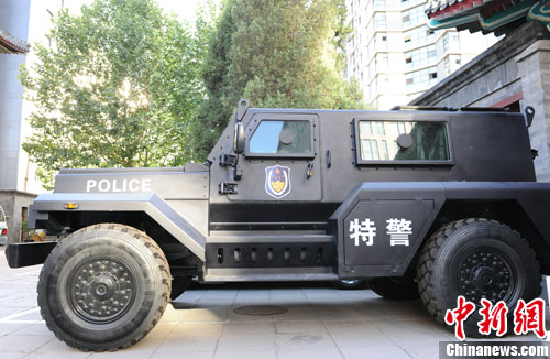 　　國產(chǎn)輕型聯(lián)合越野戰(zhàn)車側(cè)面照。張龍?jiān)茢z