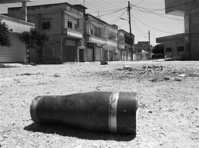 　11日，霍姆斯，政府軍和反對(duì)派武裝沖突過(guò)后留下一個(gè)彈殼。