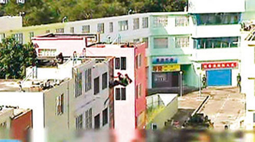 解放軍駐港部隊從屋頂游繩攻入建筑物。圖片來源：香港《文匯報》