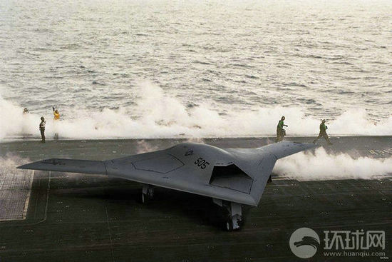 資料圖：X-47B無人機(jī)在林肯號(hào)航母上進(jìn)行系統(tǒng)連接測(cè)試。