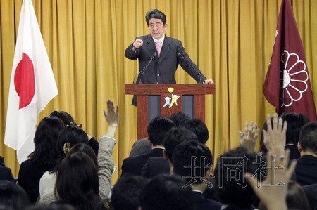 12月17日，日本自民黨總裁安倍晉三17日在黨總部會(huì)見記者，表示考慮與日本維新會(huì)和眾人之黨攜手修改憲法。