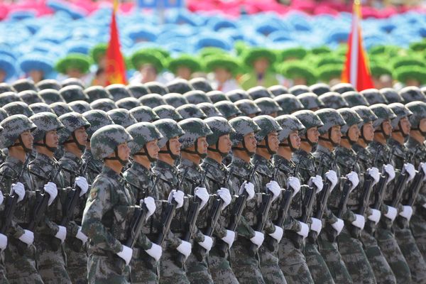 總體看，中國軍隊(duì)是稱職的，承擔(dān)了它對(duì)這個(gè)國家和人民的應(yīng)有責(zé)任。