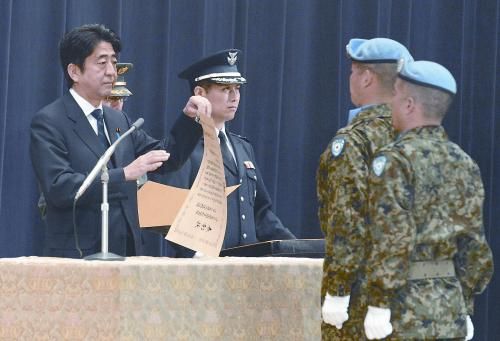 20日，日本首相安倍晉三向回國(guó)的戈蘭高地維和自衛(wèi)隊(duì)遞交政府獎(jiǎng)狀。安倍在儀式上稱，近年“日本周邊的安全保障環(huán)境更加嚴(yán)峻”，為此將修改《防衛(wèi)計(jì)劃大綱》，進(jìn)一步加強(qiáng)日美同盟。