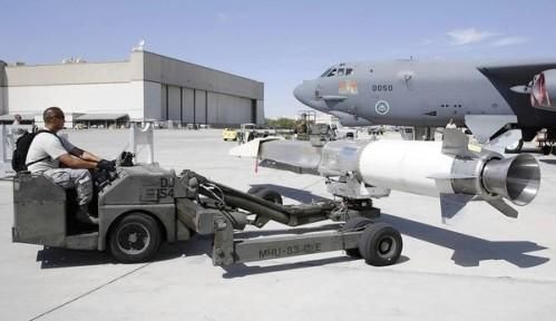資料圖：美軍嘗試將“X-51 Wave Rider”飛行器掛在一架“B-52”轟炸機(jī)下，發(fā)射升空。