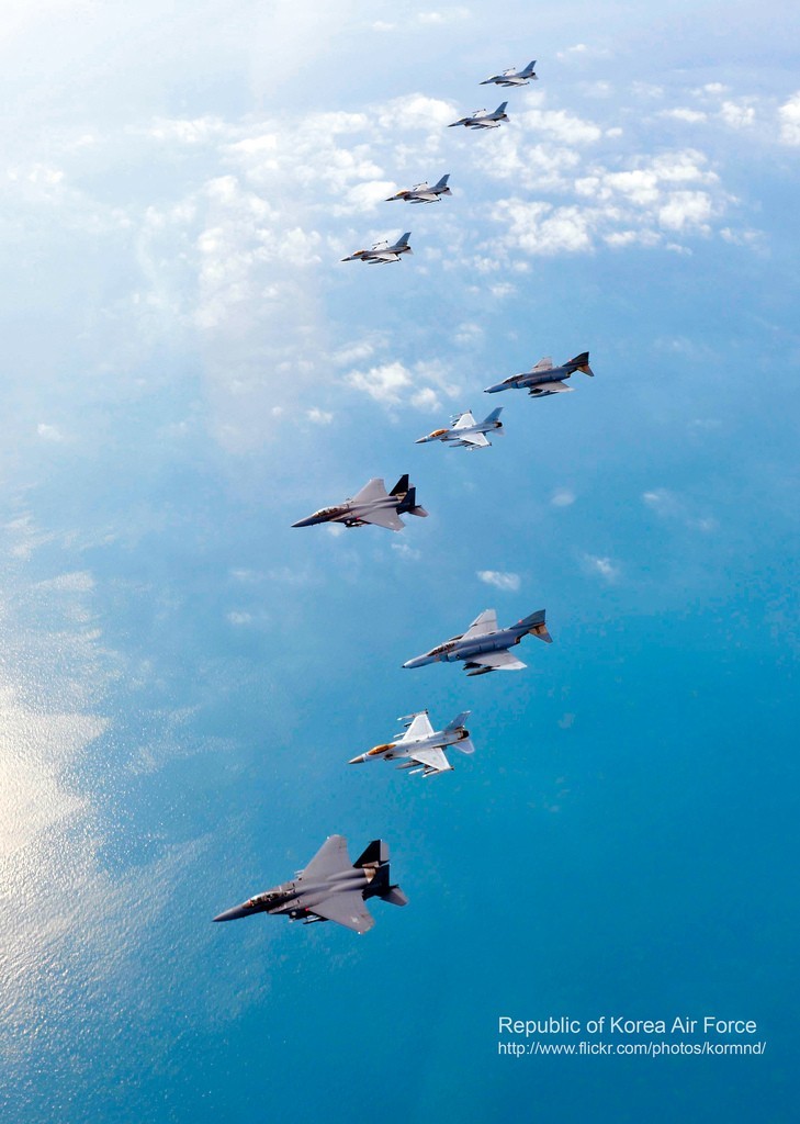 圖為韓空軍KF-16戰(zhàn)機(jī)、F-4戰(zhàn)機(jī)、F-15K兩代三型戰(zhàn)機(jī)編隊(duì)升空練作戰(zhàn)。