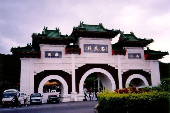 位于臺北的忠烈祠供奉著從孫中山革命，到抗日戰(zhàn)爭，解放戰(zhàn)爭所有陣亡國民黨士兵的靈位。