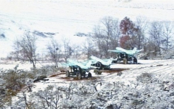 朝鮮公開(kāi)的照片顯示，在三輛牽引車(chē)輛上各自搭載了一架無(wú)人機(jī)。