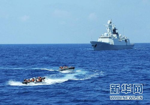 3月28日，十余名臨檢拿捕隊(duì)員從玉林艦出發(fā)，乘小艇駛向模擬可疑商船的艦只。