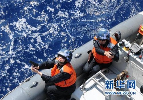 　3月28日，十余名臨檢拿捕隊(duì)員乘小艇駛至模擬可疑商船下方水面。