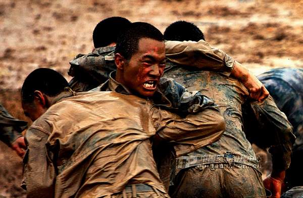 資料圖：濟(jì)南軍區(qū)某部特種兵魔鬼訓(xùn)練。