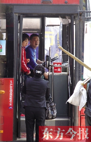 梅麗手持殘疾人證等車(chē)時(shí)，多次被司機(jī)婉言謝絕