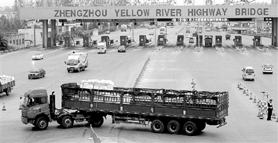 一輛6軸大貨車被路政人員勸阻后，掉頭返回