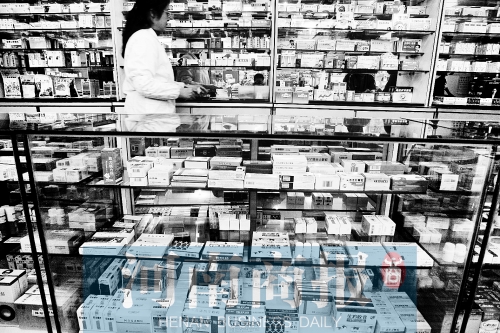　鄭州不少藥店，也會把價格低的藥品放下層，價格高的放在醒目位置