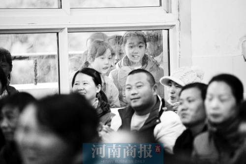 家長課堂上，孩子們趴在窗戶上圍觀