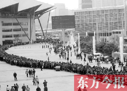 3月2日，在鄭州國(guó)際會(huì)展中心，河南省春季人才招聘會(huì)舉行，六萬(wàn)五千名求職者扎堆求職