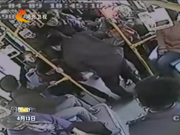 青島：大媽公交車(chē)上玩假摔 乘客幫忙竟被反咬一口