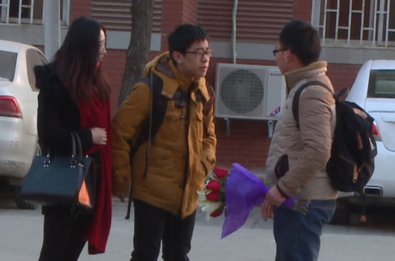 美女請你假裝其男友拒絕追求者，你會怎么辦？