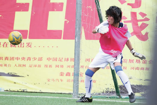 范運(yùn)杰客串門將，才止住了本方連續(xù)丟球的頹勢