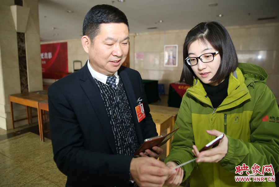幫代表使用大象融媒映象網(wǎng)微信打印機(jī)現(xiàn)場(chǎng)打印照片。