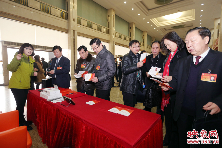 向代表、委員講解大象融媒旗下出品的新聞產(chǎn)品。