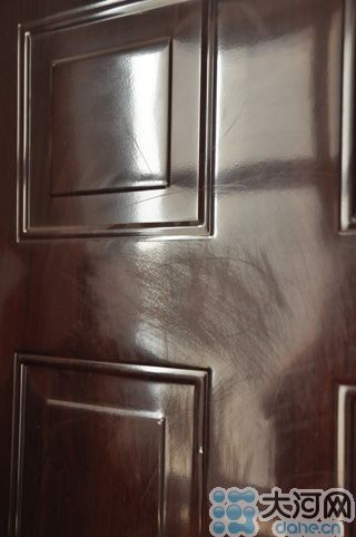 　雖然王先生用砂紙打磨過(guò)，但是“奠字”仍依稀可見