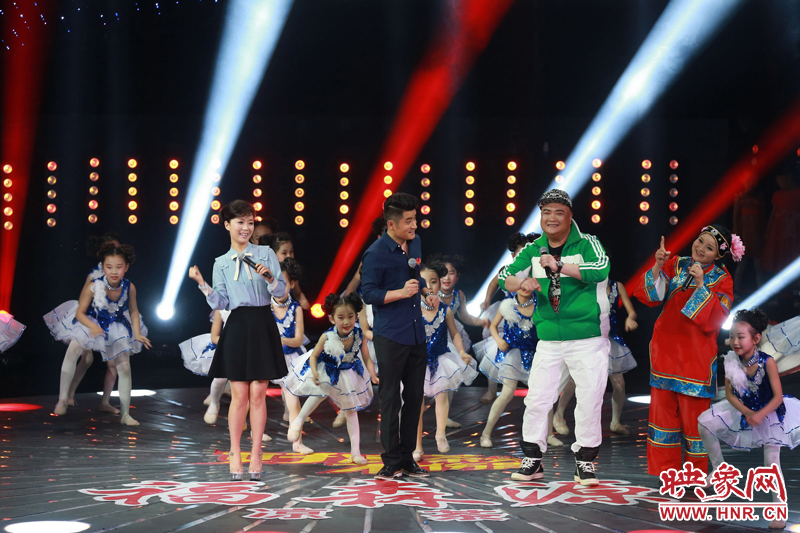 主持人與嘉賓演繹全新“小蘋果”帶來(lái)耳目一新的感覺(jué)