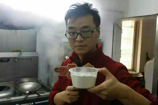 小飛手里端的是什么材料？