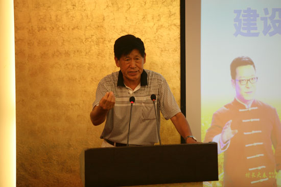 原河南省農(nóng)業(yè)廳副廳長(zhǎng)、現(xiàn)任河南省土壤肥料協(xié)會(huì)秘書長(zhǎng)肖興貴發(fā)表講話