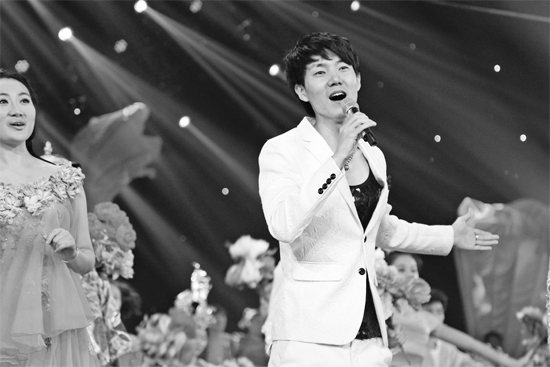 在青歌賽頒獎(jiǎng)盛典上，王晰的超炫男低音再次引爆全場(chǎng)
