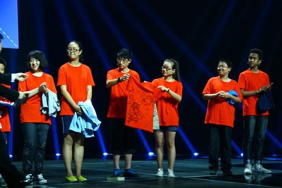 8位選手送節(jié)目組簽名T恤 8位選手送節(jié)目組簽名T恤