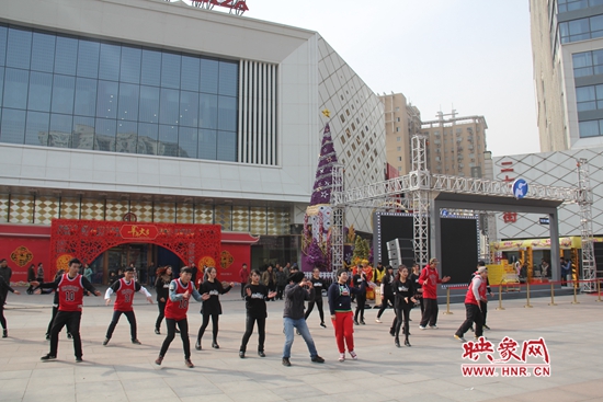 河南衛(wèi)視舉辦的“看大劇，送福利”活動(dòng) 王志/攝