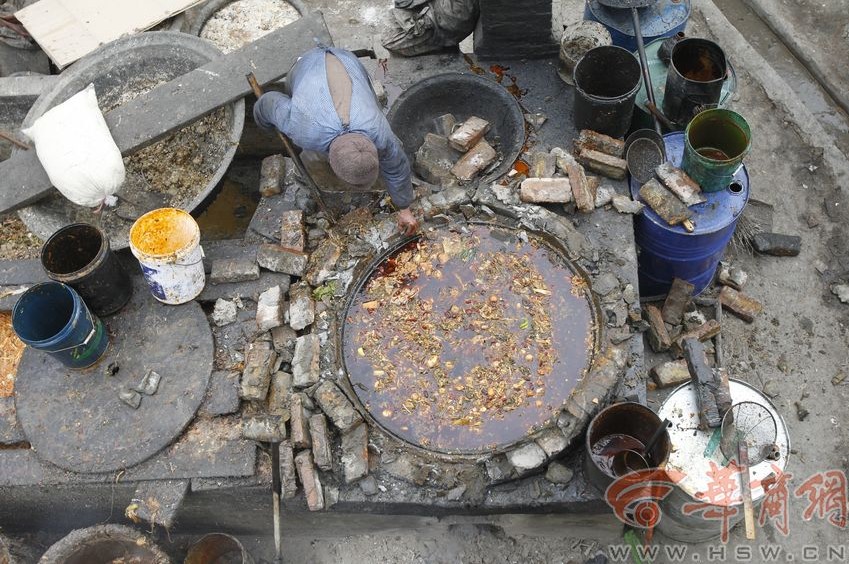 陜西一養(yǎng)豬場(chǎng)偷煉泔水油 廠主:泔水養(yǎng)豬油賣(mài)錢(qián) 陜西一養(yǎng)豬場(chǎng)偷煉泔水油 廠主:泔水養(yǎng)豬油賣(mài)錢(qián)