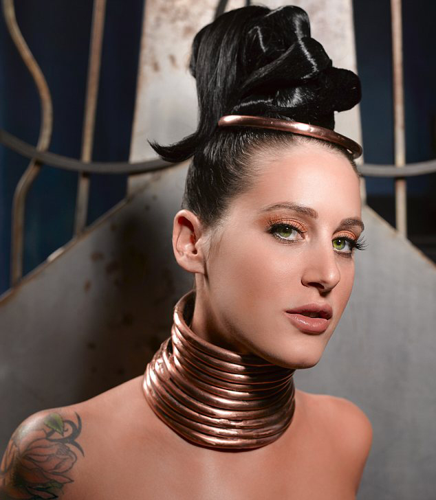 女子戴項(xiàng)圈拉長(zhǎng)脖子 女子戴項(xiàng)圈拉長(zhǎng)脖子