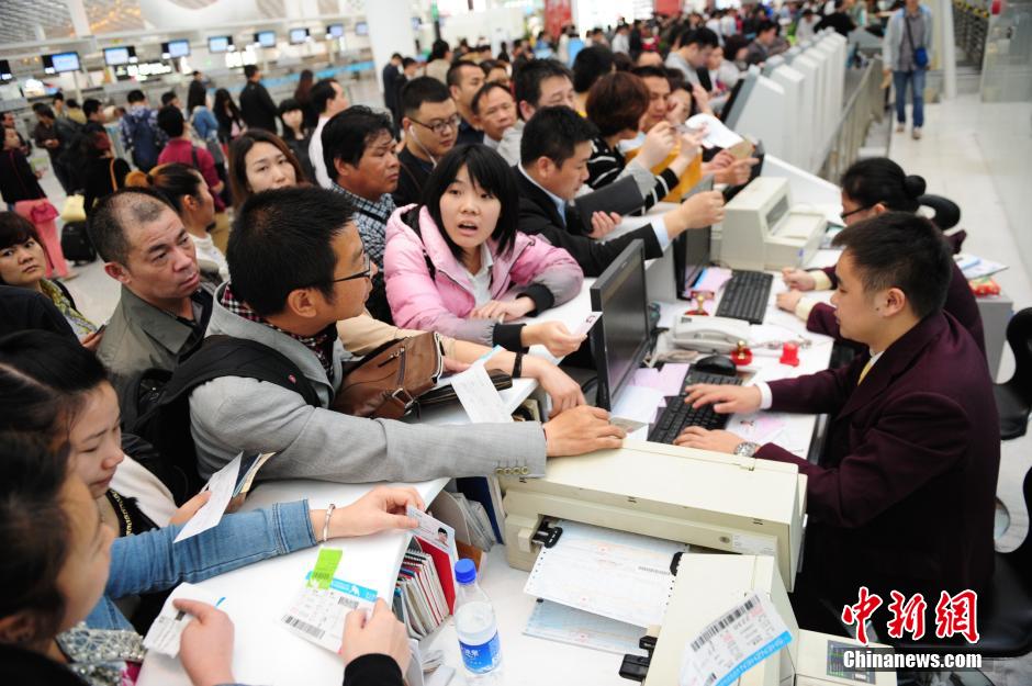 深圳機(jī)場滯留旅客情緒激動 深圳機(jī)場滯留旅客情緒激動