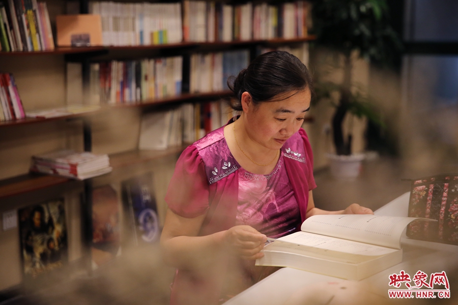 王艷、44歲，某醫(yī)院醫(yī)生：白天沒(méi)有時(shí)間，晚上帶小孩來(lái)這里培養(yǎng)她們的讀書(shū)習(xí)慣。