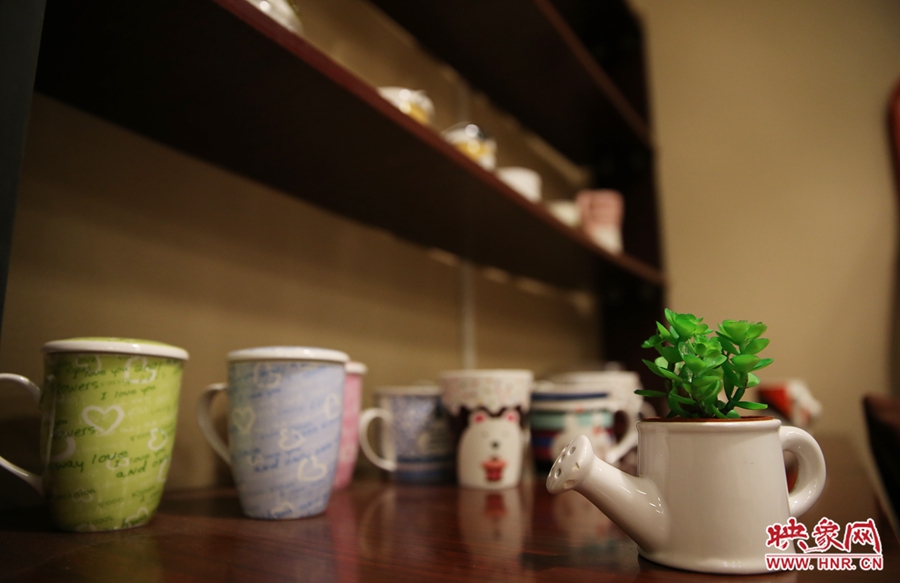 書(shū)店內(nèi)促銷(xiāo)用的杯子。