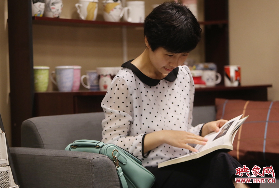 毛韶華，年齡保密，文字工作者：紙質(zhì)書(shū)是營(yíng)養(yǎng)餐，電子書(shū)是快餐。