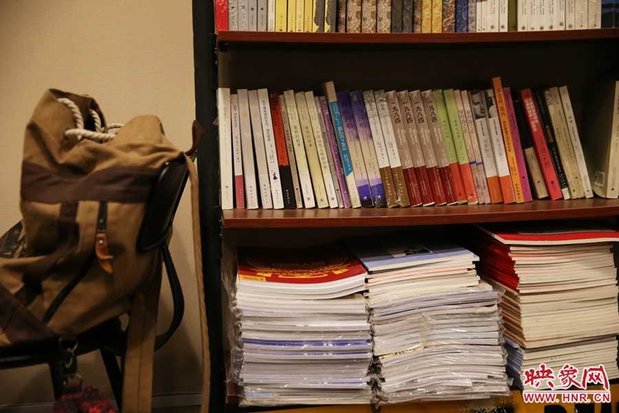 放下背包，捧起一本喜愛(ài)的書(shū)，生活的另一種方式。