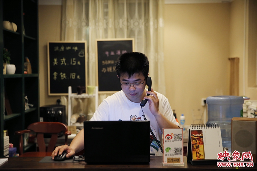 店長(zhǎng)小博，由于書(shū)店搬遷至此，經(jīng)常接詢(xún)問(wèn)地址的電話(huà)。