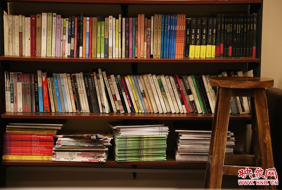 書(shū)店內(nèi)設(shè)置的高腳凳子。