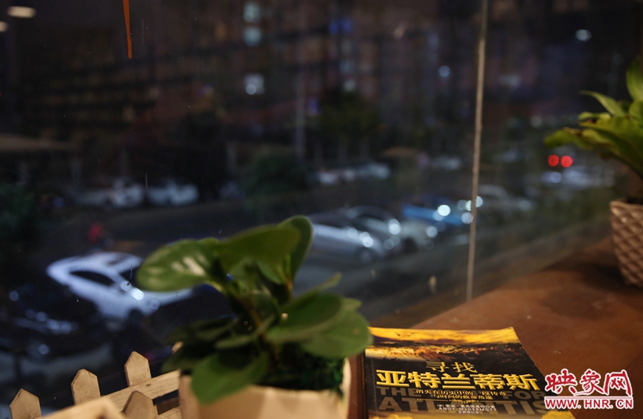 一扇窗，將喧鬧與寧?kù)o分割。