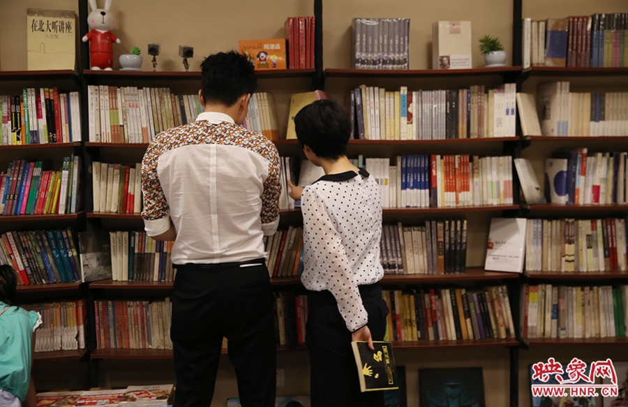 看書(shū)的人。