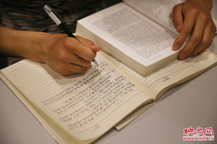 看書(shū)的人。