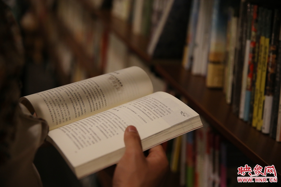 看書(shū)的人。