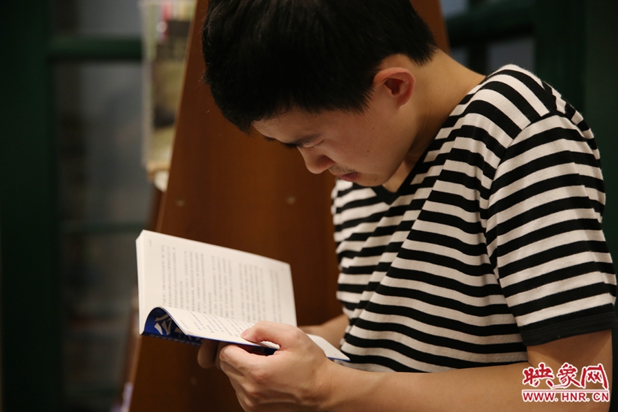 看書(shū)的人。