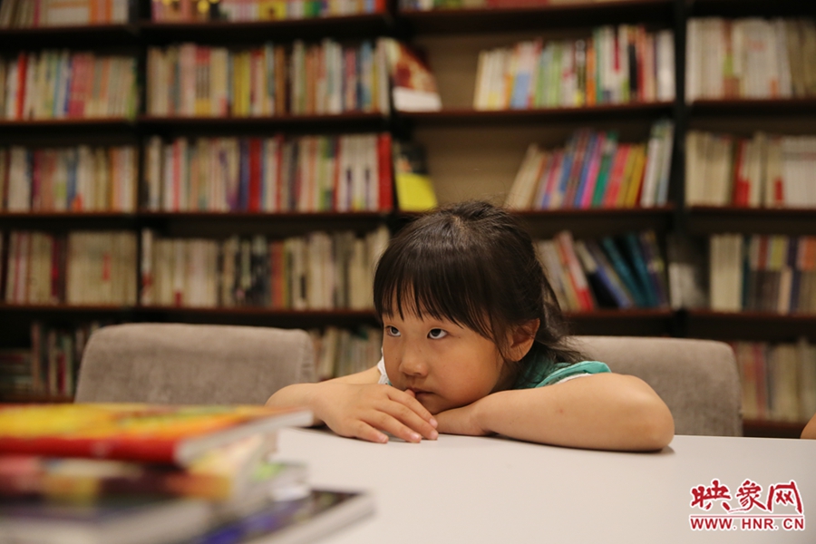 看書(shū)的人。