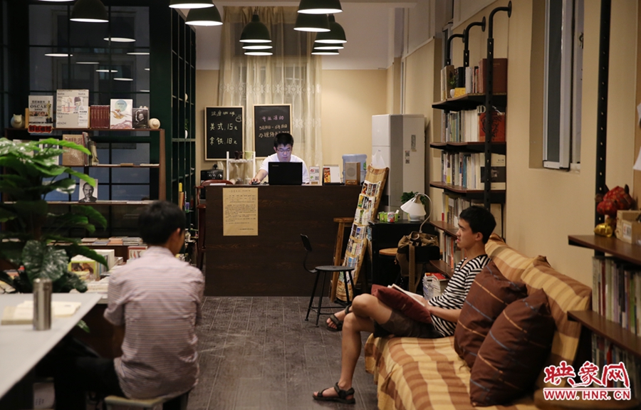 看書(shū)的人在相互交流。