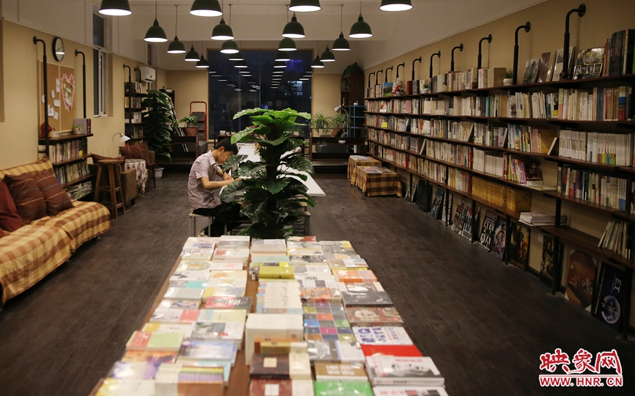 看書(shū)的人。